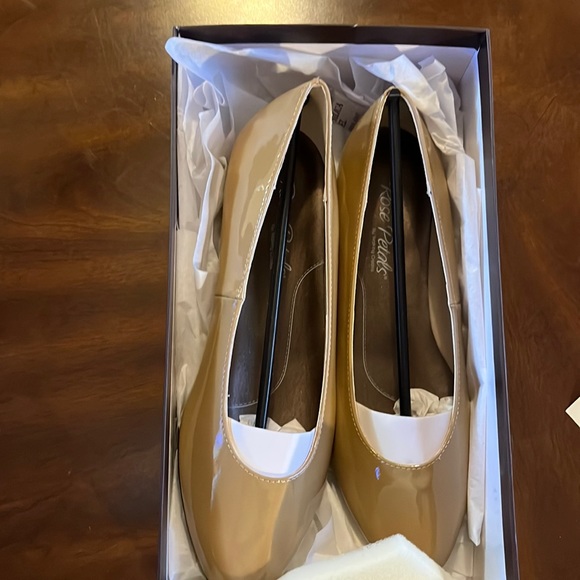 (150)NWT ladies tan flats by Rose Petals/Walking Cradles. Size 6 1/2 medium. - Picture 2 of 9